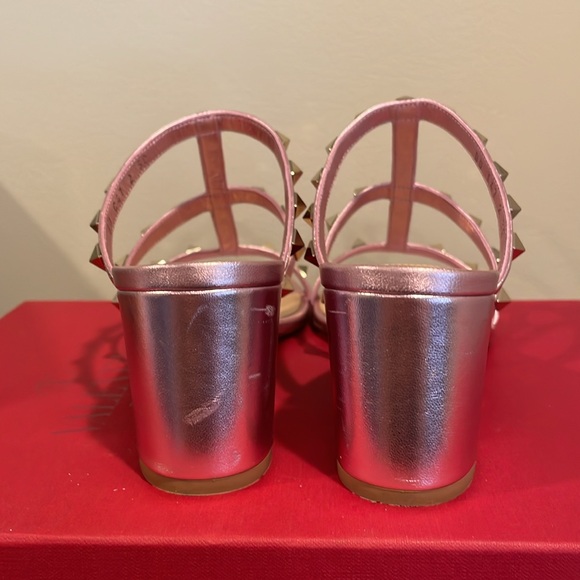 Metallic Valentino cage block sandals! pretty in pink..Valentine’s Day ready 💖. - Picture 3 of 9